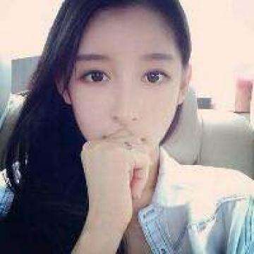 碧蓝海洋冲浪男孩